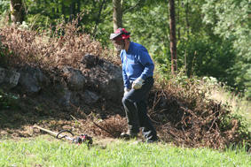 Débroussailleur en action